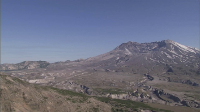 蓝天环绕着一座不活跃的火山和一个山谷。视频素材