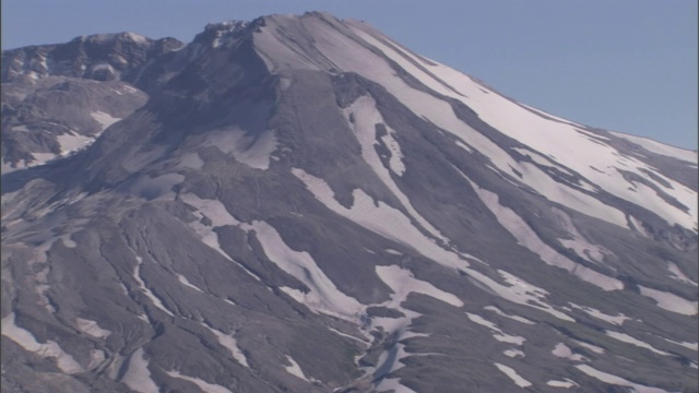 雪覆盖了锯齿状的裂缝和火山口。视频素材