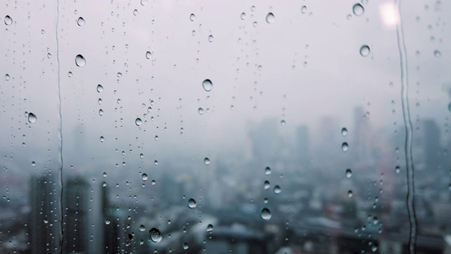 雨滴落在窗户玻璃上与曼谷的城市景观视频素材