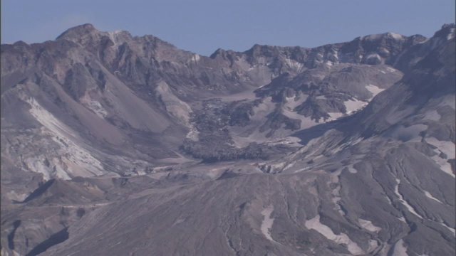 雪覆盖了锯齿状的裂缝和火山口。视频素材