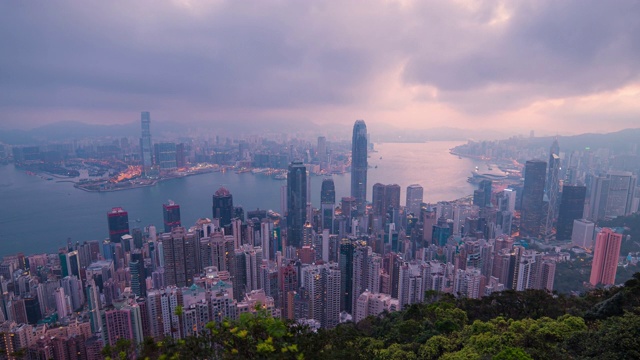 从维多利亚山顶拍摄的香港清晨日出。视频素材