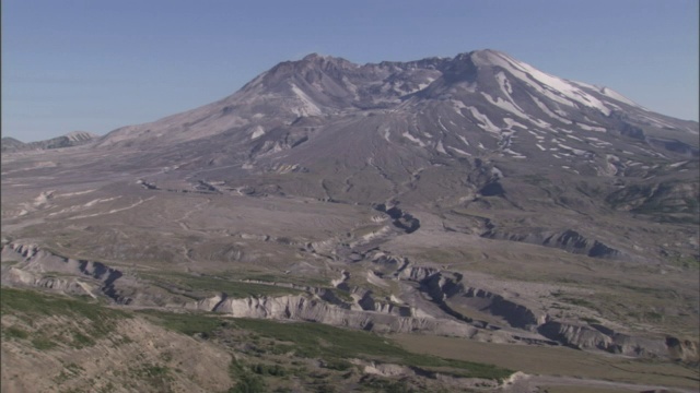 裂缝穿过了火山底部的贫瘠景观。视频素材