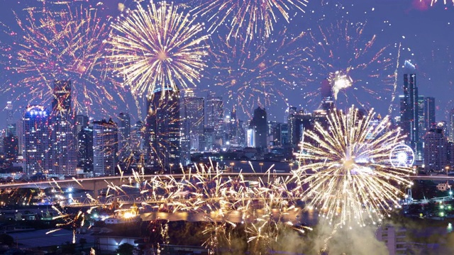 新年烟花在地标城市上空视频素材