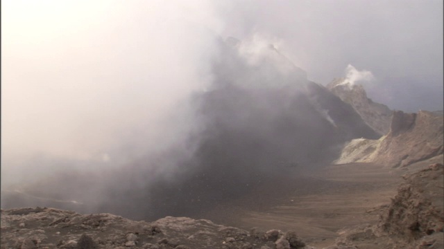 烟从火山顶上滚滚而出。视频素材