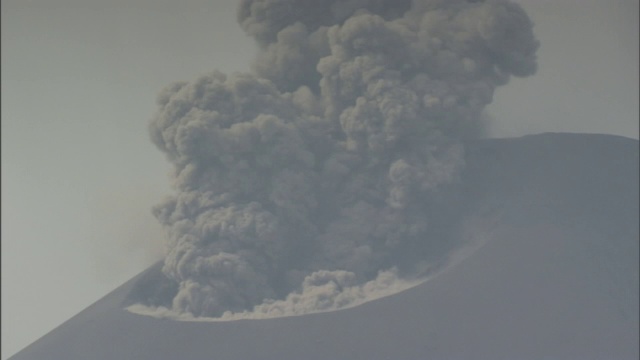 火山喷出浓烟。视频素材