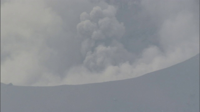 火山喷发时喷出烟。视频素材