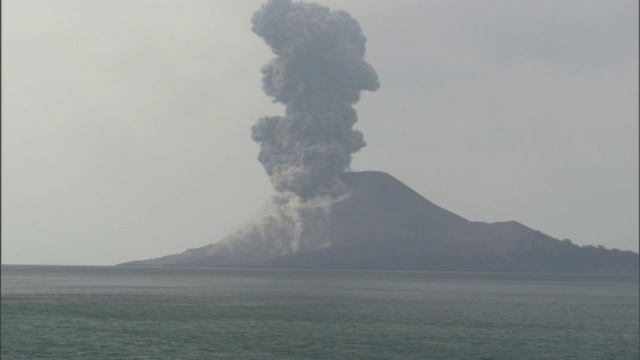 岛上的火山在喷发时喷出烟。视频素材