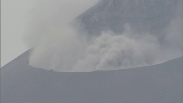 火山喷发时喷出烟。视频素材