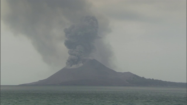 岛上的火山冒烟。视频素材