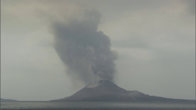 岛上的火山冒烟。视频素材