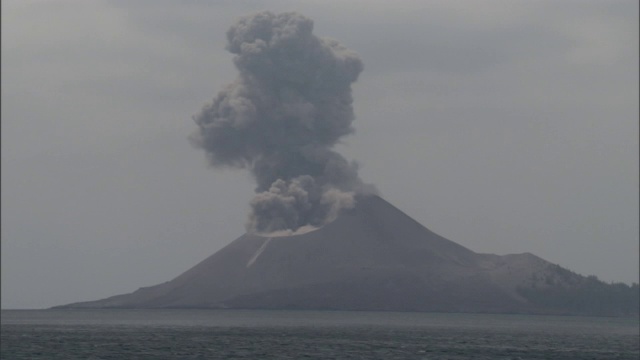 岛上的火山冒烟。视频素材