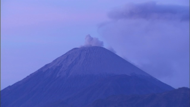 火山灰从火山中升起。视频素材