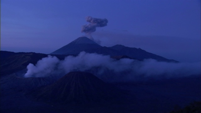 火山灰从两座火山升起。视频素材