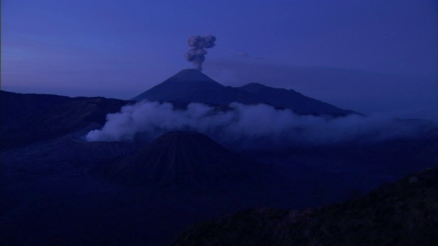 火山灰从两座火山升起。视频素材