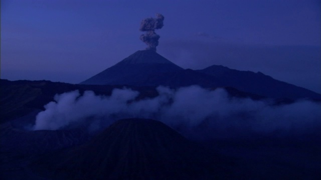 火山灰从两座火山升起。视频素材