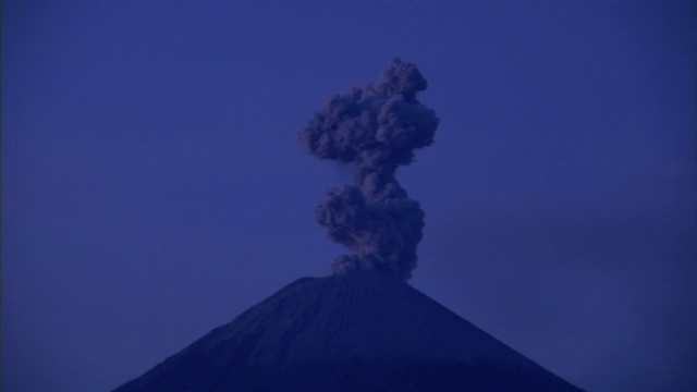 一缕火山灰从火山中升起。视频素材