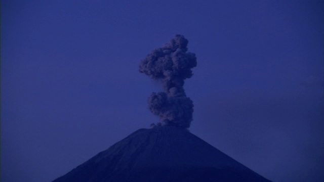 一缕火山灰从火山中升起。视频素材