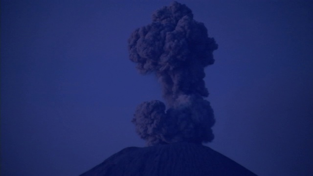 一缕火山灰从火山中升起。视频素材