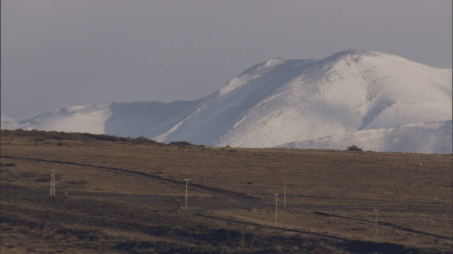 雪山俯瞰农田。视频素材