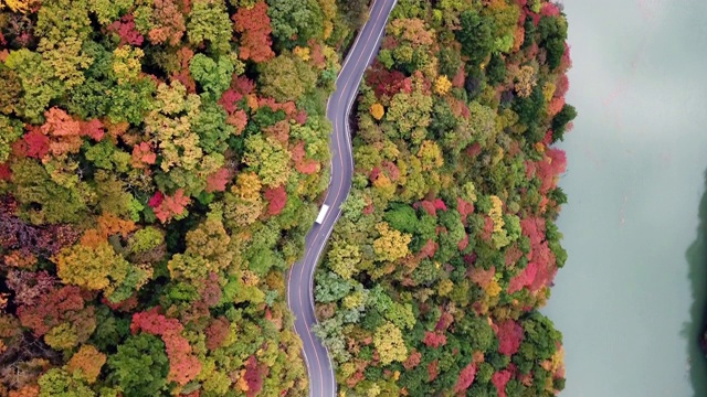 航拍的道路上的山在秋天的时间视频素材