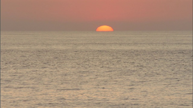 太阳从太平洋的地平线上落下。视频素材