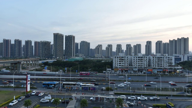 日落地平线上的城市交通视频素材