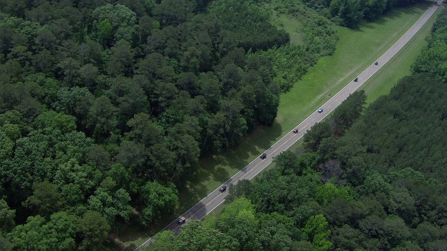 美国纳齐兹小径公路上的车辆跟踪镜头视频素材