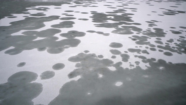 冬末春初冰冻的湖面的航拍视频素材