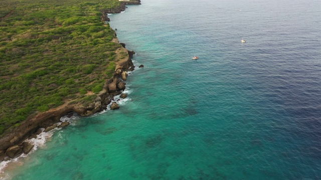 鸟瞰Watamula地区与海岸线和绿松石水- Curaçao/加勒比/荷属安的列斯视频素材