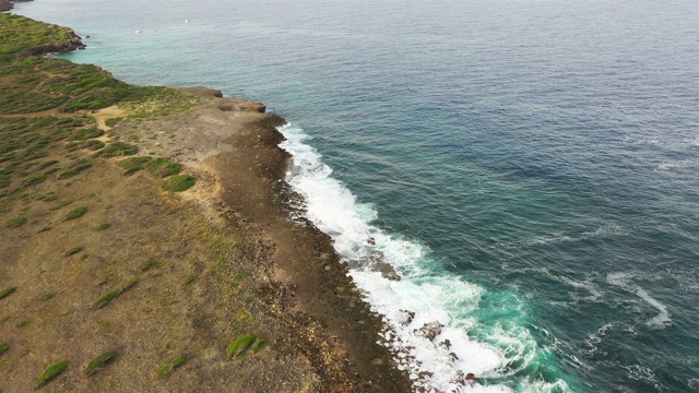 鸟瞰Watamula地区与海岸线和绿松石水- Curaçao/加勒比/荷属安的列斯视频素材