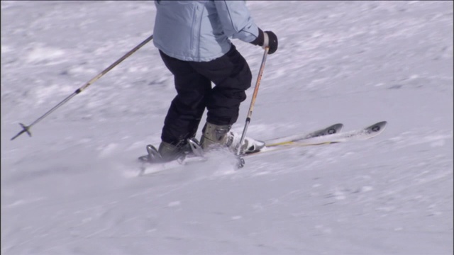 滑雪者在一片粗糙的雪地上滑行。视频素材