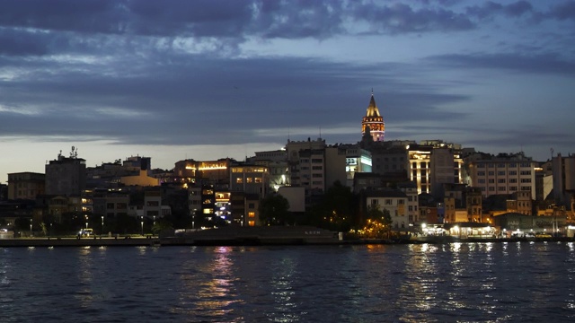 广角夜景拍摄的加拉塔和海滨在伊斯坦布尔视频素材