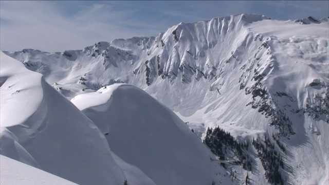 一架救援直升机降落在易发生雪崩的雪山上。视频素材