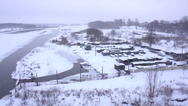 冬季河站和船站结冰，从上面看，正下雪，风光旖旎视频素材