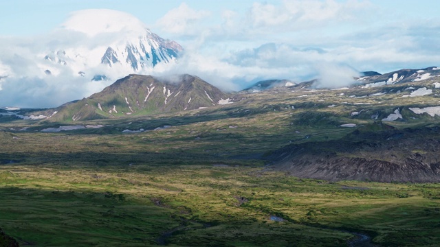 雪山下的火山平原视频素材