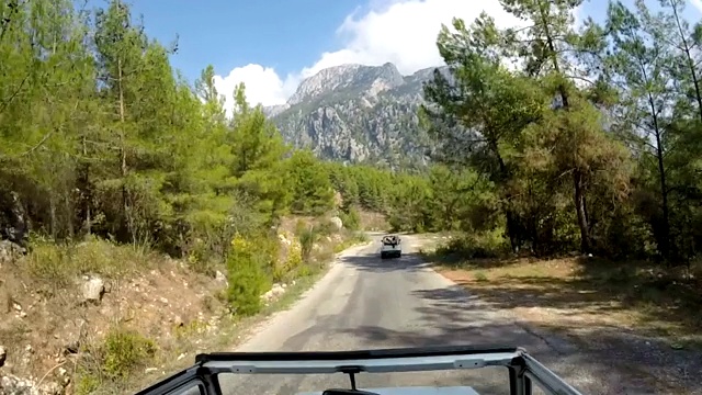 骑着越野车沿着崎岖的道路行驶视频素材