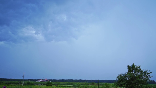 真实的闪电在蓝天的背景。视频素材