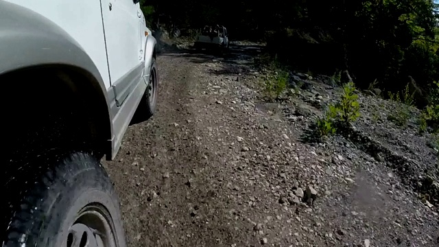 乘坐4x4车辆沿着崎岖的道路行驶视频素材