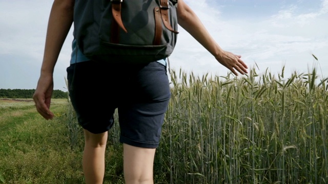 一个女人背包旅行在美丽的地方视频素材