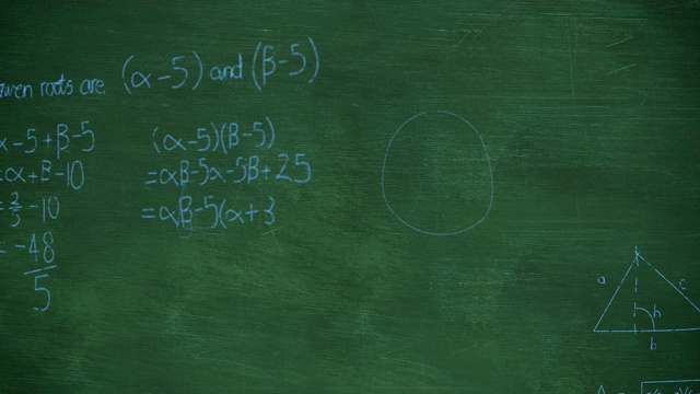 数学方程用粉笔写在绿色黑板上，背景是4k视频素材