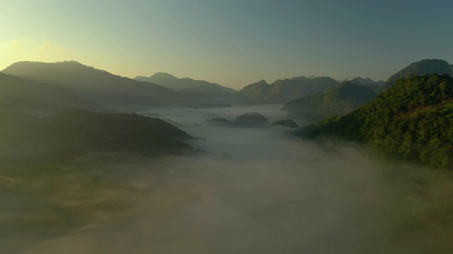 在日出时分飞进山谷和雾中视频素材