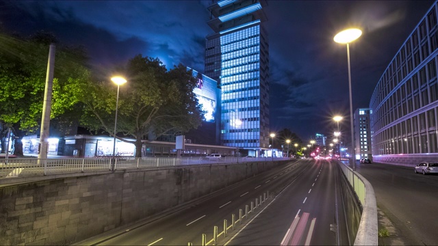 夜间行驶的汽车视频素材