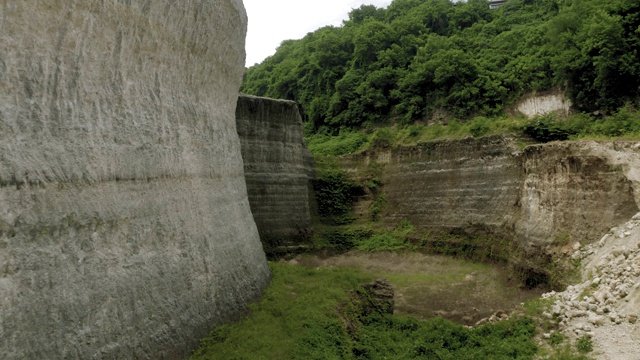 巴厘岛乌鲁瓦图的岩石全高清无人机飞行视频素材