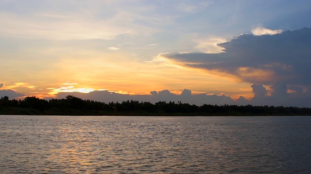 湄公河的日落风景/ Kratie，柬埔寨视频素材