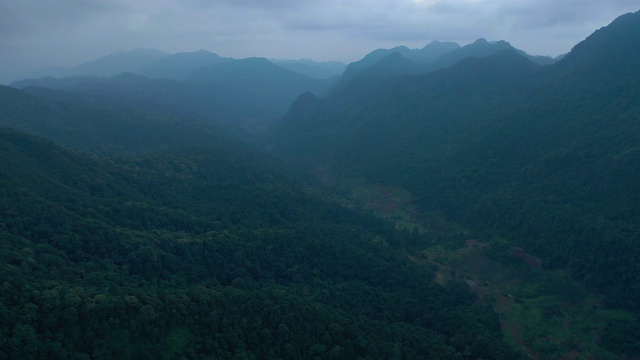 鸟瞰黄昏时分的雨林山视频素材