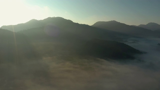 鸟瞰图美丽的景观雨林山在早上视频素材