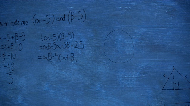 黑板上写着数学方程式视频素材