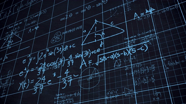 在黑板背景上用粉笔进行数学计算视频素材
