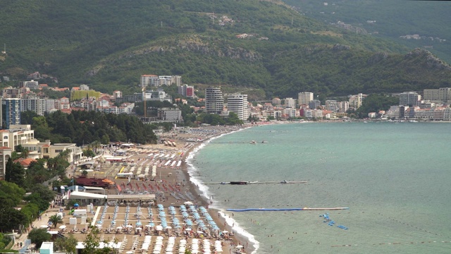 黑山。布瓦附近的贝齐镇海滩上的海景。视频素材