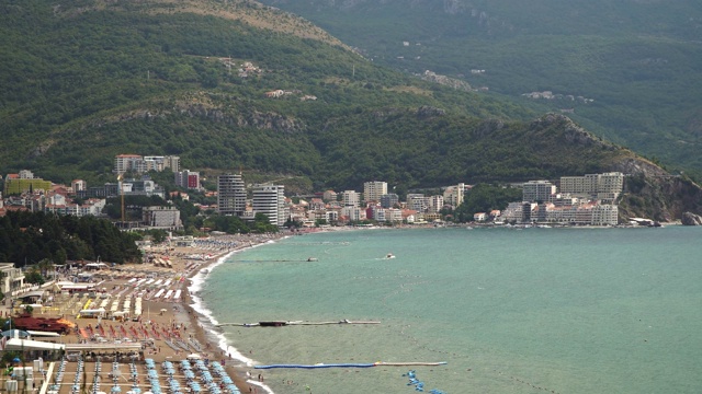 黑山。布瓦附近的贝齐镇海滩上的海景。视频素材